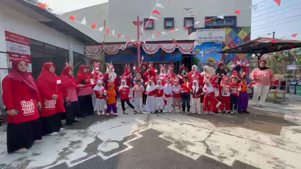 Kegiatan belajar anak-anak TK Islam At-Tin
